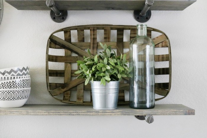 Farmhouse kitchen shelf decor